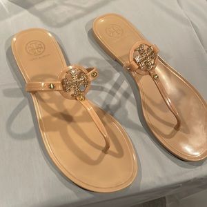 Authentic Tory Burch snarled size 8. Great condition